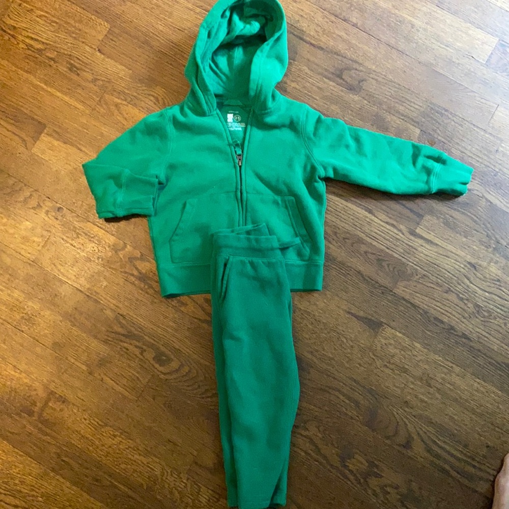 Primary jogging set.